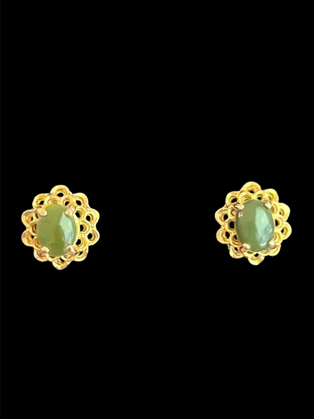 Vintage Jade Cabochon Scalloped Gold Filigree Stud Earrings